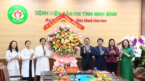 Đồng ch&iacute; B&iacute; thư Tỉnh uỷ Đặng Xu&acirc;n Phong thăm, ch&uacute;c mừng Sở Y tế v&agrave; Bệnh viện Sản - Nhi tỉnh