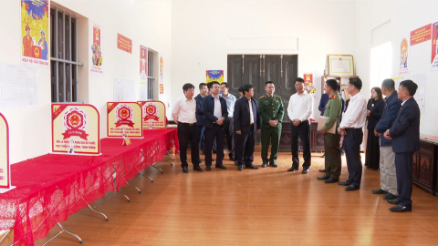 Đồng ch&iacute; Ph&oacute; Chủ tịch Thường trực UBND tỉnh Trần Song T&ugrave;ng kiểm tra c&ocirc;ng t&aacute;c bầu cử 