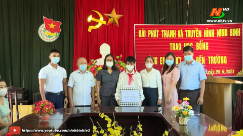 Đ&agrave;i PT&TH Ninh B&igrave;nh trao học bổng &ldquo;c&ugrave;ng em vượt kh&oacute; tới trường
