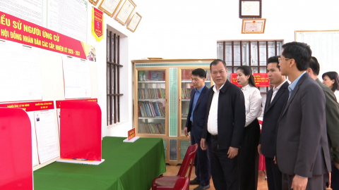 Đồng ch&iacute; Ph&oacute; B&iacute; thư Tỉnh ủy, Chủ tịch HĐND tỉnh L&ecirc; Quốc Chỉnh kiểm tra c&ocirc;ng t&aacute;c bầu cử tại một số địa phương