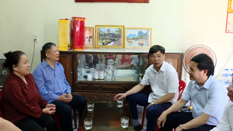 Đồng ch&iacute; Ph&oacute; Chủ tịch UBND tỉnh Nguyễn Anh Chức thăm, tặng qu&agrave; nh&acirc;n dịp kỷ niệm 78 năm Ng&agrave;y Thương binh, Liệt sĩ