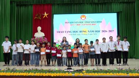 Trao học bổng cho học sinh c&oacute; ho&agrave;n cảnh kh&oacute; khăn