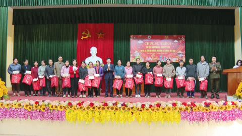 Tặng qu&agrave; nh&acirc;n dịp Tết nguy&ecirc;n đ&aacute;n Ất Tỵ