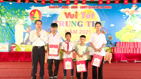 Thăm, tặng qu&agrave; trẻ em nh&acirc;n dịp Tết Trung thu tại x&atilde; Gia Phong