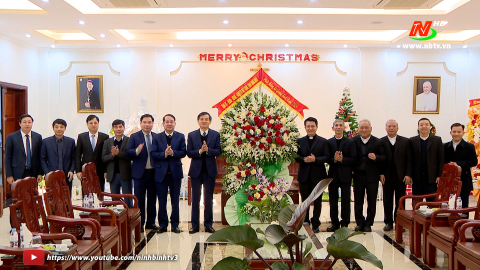 Đồng ch&iacute; B&iacute; thư Tỉnh ủy thăm, ch&uacute;c mừng Lễ Gi&aacute;ng sinh 2024