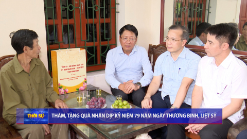 Đồng ch&iacute; Trần Song T&ugrave;ng, Ủy vi&ecirc;n Ban Thường vụ Tỉnh ủy, Ph&oacute; Chủ tịch Thường trực UBND tỉnh thăm, tặng qu&agrave; nh&acirc;n dịp kỷ niệm 79 năm Ng&agrave;y Thương binh - Liệt sĩ