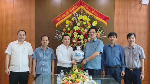 L&atilde;nh đạo UBND tỉnh ch&uacute;c mừng ng&agrave;y Doanh nh&acirc;n Việt Nam