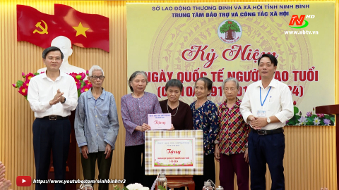 Đồng ch&iacute; B&iacute; thư Tỉnh ủy Đo&agrave;n Minh Huấn thăm, tặng qu&agrave; nh&acirc;n ng&agrave;y Quốc tế Người cao tuổi