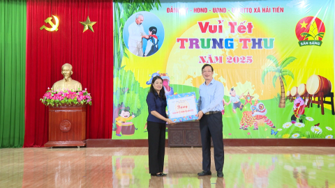 Thăm, tặng qu&agrave; trẻ em nh&acirc;n dịp Tết Trung thu tại x&atilde; Hải Tiến