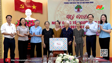 C&aacute;c đồng ch&iacute; l&atilde;nh đạo tỉnh thăm tặng qu&agrave; nh&acirc;n Kỷ niệm ng&agrave;y Quốc tế Người cao tuổi 1/10