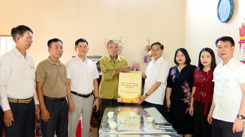 Đồng ch&iacute; Nguyễn Anh Chức, Ủy vi&ecirc;n Ban Thường vụ Tỉnh ủy, Ph&oacute; Chủ tịch UBND tỉnh thăm, tặng qu&agrave; nh&acirc;n dịp kỷ niệm 79 năm Ng&agrave;y Thương binh - Liệt sĩ