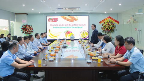 Đồng ch&iacute; Ph&oacute; B&iacute; thư Thường trực Tỉnh ủy, Chủ tịch HĐND tỉnh Mai Văn Tuất  thăm, ch&uacute;c mừng nh&acirc;n kỷ niệm Ng&agrave;y Doanh nh&acirc;n Việt Nam