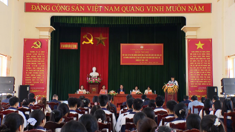 Đồng ch&iacute; Mai Văn Tuất, Ph&oacute; B&iacute; thư Tỉnh ủy, Chủ tịch Ủy ban MTTQ Việt Nam tỉnh v&agrave; c&aacute;c ứng cử vi&ecirc;n đại biểu HĐND tỉnh tiếp x&uacute;c cử tri x&atilde; Y&ecirc;n Mạc