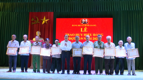 Trao tặng Huy hiệu Đảng đợt 2/9
