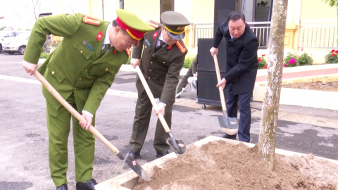C&ocirc;ng an tỉnh ph&aacute;t động Tết trồng c&acirc;y Xu&acirc;n Ất Tỵ 2025