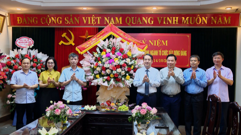 L&atilde;nh đạo tỉnh ch&uacute;c mừng Ng&agrave;y truyền thống Ng&agrave;nh Tổ chức x&acirc;y dựng Đảng 