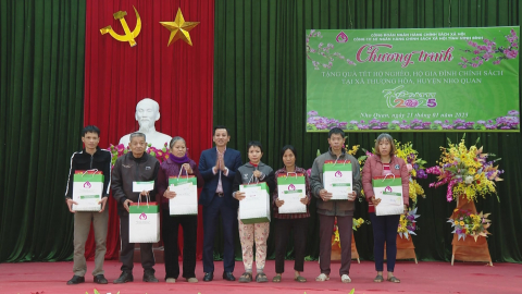 Ng&acirc;n h&agrave;ng Ch&iacute;nh s&aacute;ch x&atilde; hội tỉnh tặng qu&agrave; Tết cho hộ ngh&egrave;o, hộ gia đ&igrave;nh ch&iacute;nh s&aacute;ch