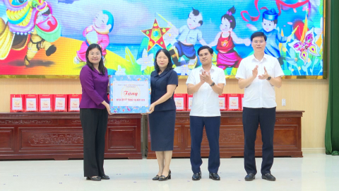 Thăm, tặng qu&agrave; trẻ em nh&acirc;n dịp Tết Trung thu tại x&atilde; Vĩnh Trụ v&agrave; x&atilde; L&yacute; Nh&acirc;n