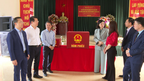 Đồng ch&iacute; Ph&oacute; Chủ tịch Thường trực HĐND tỉnh B&ugrave;i Ho&agrave;ng H&agrave; kiểm tra c&ocirc;ng t&aacute;c chuẩn bị bầu cử tại c&aacute;c địa phương