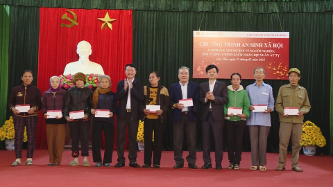 Agribank chi nh&aacute;nh Ninh B&igrave;nh tặng qu&agrave; Tết 
