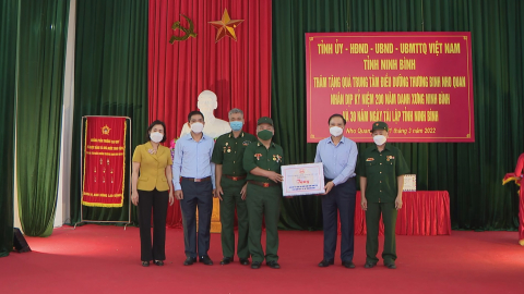 Đồng ch&iacute; Ph&oacute; B&iacute; thư Thường trực Tỉnh ủy Thăm, tặng qu&agrave; nh&acirc;n kỷ niệm 200 năm danh xưng Ninh B&igrave;nh v&agrave; 30 năm t&aacute;i lập Tỉnh