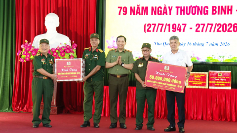 Thăm, tặng qu&agrave; Cơ sở Điều dưỡng thương binh Nho Quan