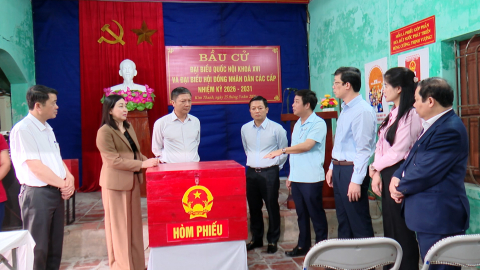 Đồng ch&iacute; Ph&oacute; B&iacute; thư Thường trực Tỉnh ủy Đinh Thị Lụa kiểm tra c&ocirc;ng t&aacute;c chuẩn bị bầu cử tại c&aacute;c địa phương