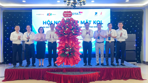 Gặp mặt người c&oacute; ảnh hưởng tr&ecirc;n kh&ocirc;ng gian mạng