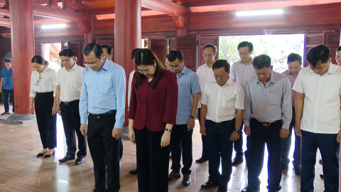 Đo&agrave;n đại biểu tỉnh C&agrave; Mau d&acirc;ng hương, tặng qu&agrave; nh&acirc;n kỷ niệm 79 năm Ng&agrave;y Thương binh, liệt sĩ