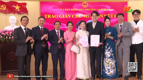 Trao giấy Đăng k&yacute; kết h&ocirc;n theo h&igrave;nh thức mới