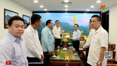 Đồng ch&iacute; Chủ tịch UBND tỉnh tiếp x&atilde; giao Bộ trưởng phụ tr&aacute;ch Ban thư k&yacute; Nh&agrave; nước về c&ocirc;ng t&aacute;c Bi&ecirc;n giới, Vương quốc Campuchia 
