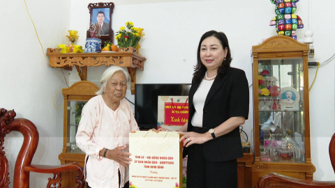 Đồng ch&iacute; Ph&oacute; B&iacute; thư Tỉnh uỷ, Chủ tịch Ủy ban MTTQ Việt Nam tỉnh Đinh Thị Lụa thăm, tặng qu&agrave; nh&acirc;n dịp kỷ niệm 79 năm Ng&agrave;y Thương binh - Liệt sĩ
