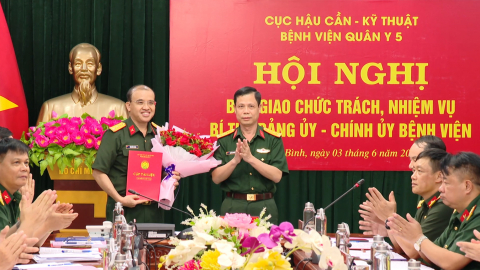 Hội nghị b&agrave;n giao chức tr&aacute;ch, nhiệm vụ B&iacute; thư Đảng ủy, Ch&iacute;nh ủy Bệnh viện Qu&acirc;n y 5
