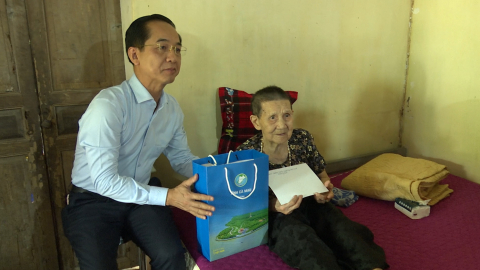 Đo&agrave;n c&ocirc;ng t&aacute;c của tỉnh C&agrave; Mau thăm, tặng qu&agrave; tại phường Duy T&acirc;n