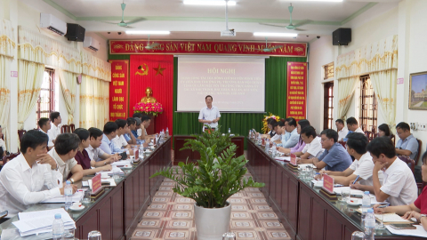 Đồng ch&iacute; Nguyễn Minh Tiến, Ủy vi&ecirc;n Ban Thường vụ tỉnh ủy, Trưởng ban Nội ch&iacute;nh Tỉnh ủy l&agrave;m việc với c&aacute;c x&atilde;