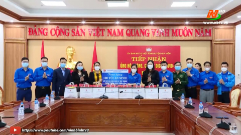Trao tặng t&uacute;i qu&agrave; an sinh hỗ trợ ph&ograve;ng chống dịch