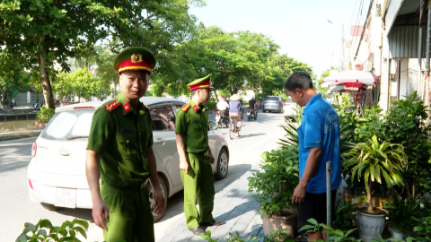 Ngăn chặn t&aacute;i vi phạm về h&agrave;nh lang ATGT tr&ecirc;n c&aacute;c tuyến quốc lộ