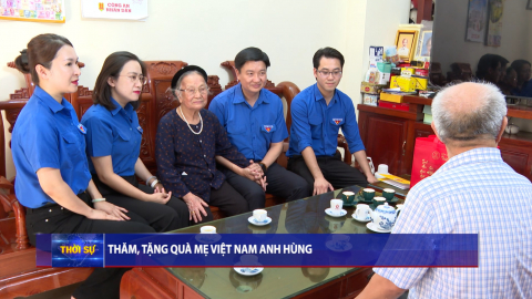 Thăm, tặng qu&agrave; Mẹ Việt Nam Anh h&ugrave;ng