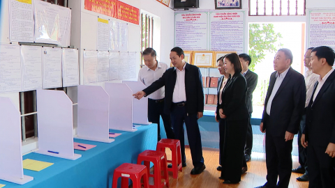 Đồng ch&iacute; Mai Văn Tuất, Ph&oacute; B&iacute; thư Tỉnh ủy, Chủ tịch Ủy ban MTTQ Việt Nam tỉnh kiểm tra c&ocirc;ng t&aacute;c chuẩn bị bầu cử tại c&aacute;c địa phương