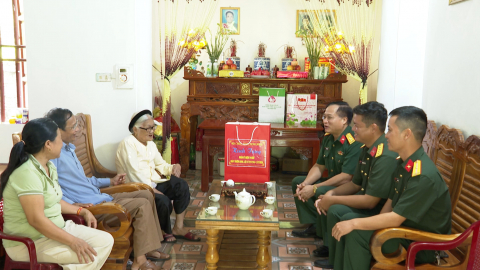  Lực lượng vũ trang  tỉnh thăm, tặng qu&agrave; nh&acirc;n kỷ niệm 79 năm Ng&agrave;y Thương binh-Liệt sĩ