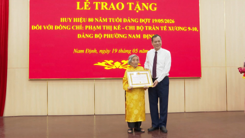 Đồng ch&iacute; Ph&oacute; B&iacute; thư Tỉnh ủy, Chủ tịch HĐND tỉnh L&ecirc; Quốc Chỉnh trao tặng Huy hiệu 80 năm tuổi Đảng cho đảng vi&ecirc;n phường Nam Định