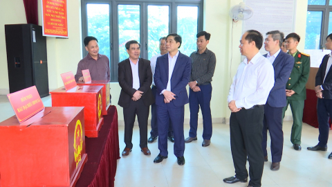 Đồng ch&iacute; Nguyễn Anh Chức, Ủy vi&ecirc;n Ban Thường vụ Tỉnh ủy, Ph&oacute; Chủ tịch UBND tỉnh kiểm tra c&ocirc;ng t&aacute;c chuẩn bị bầu cử tại c&aacute;c địa phương