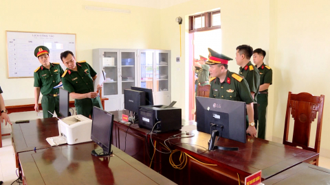 Kiểm tra phong tr&agrave;o thi đua " X&acirc;y dựng v&agrave; quản l&yacute; doanh trại ch&iacute;nh quy, xanh, sạch, đẹp "
