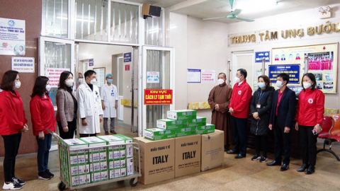 Tặng qu&agrave; cho bệnh nh&acirc;n v&agrave; nh&acirc;n vi&ecirc;n y tế ở khu phong tỏa