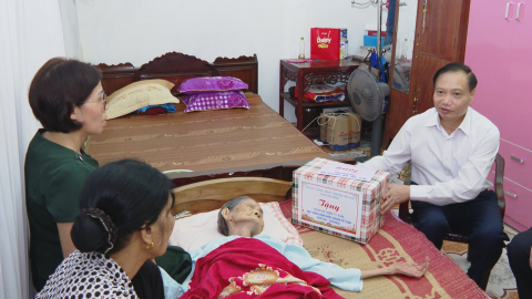 Thăm, tặng quà nh&acirc;n kỷ ni&ecirc;̣m 77 năm Cách mạng Tháng Tám và Qu&ocirc;́c khánh 2/9