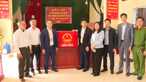 Đồng ch&iacute; Trần Anh Dũng, Ủy vi&ecirc;n Ban Thường vụ Tỉnh ủy, Ph&oacute; Chủ tịch UBND tỉnh kiểm tra c&ocirc;ng t&aacute;c chuẩn bị bầu cử tại c&aacute;c địa phương