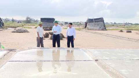 Bền bỉ giữ nghề muối truyền thống
