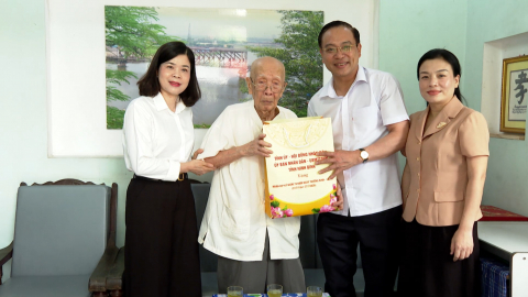 Đồng ch&iacute; Đặng Thanh Sơn, Ủy vi&ecirc;n Ban Thường vụ Tỉnh ủy, Ph&oacute; Chủ tịch UBND tỉnh thăm, tặng qu&agrave; nh&acirc;n dịp kỷ niệm 79 năm Ng&agrave;y Thương binh, liệt sĩ