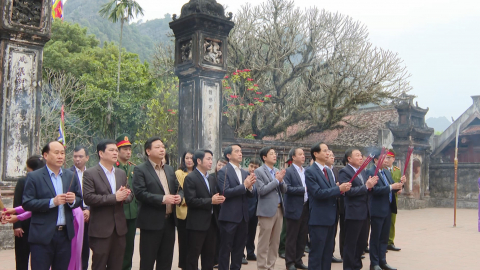 L&atilde;nh đạo th&agrave;nh phố Hoa Lư d&acirc;ng hương nh&acirc;n dịp xu&acirc;n Ất Tỵ 2025