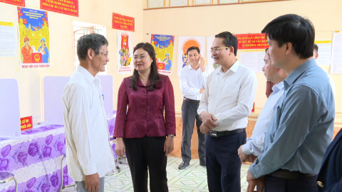 Đồng ch&iacute; H&agrave; Lan Anh, Tỉnh ủy vi&ecirc;n, Ph&oacute; Chủ tịch UBND tỉnh kiểm tra c&ocirc;ng t&aacute;c chuẩn bị bầu cử tại c&aacute;c địa phương